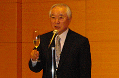 日本部会会長、高崎健先生の乾杯で懇親会スタート
