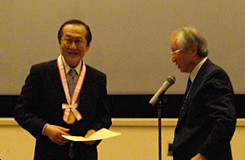 今期会長、青木先生に感謝状とメダルがおくられました