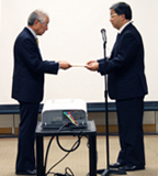 高崎前会長に日本部会名誉会員の賞状を授与
