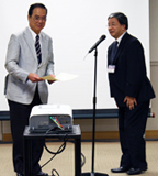 Hall of Fameの顕彰者、高田忠敬先生に賞状を授与
