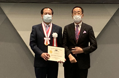 メダルと賞状を渡された
松原総会会長（左）と前田会長（右）